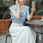 Chân dung thanh lịch của cô gái trẻ giữa không gian quán cafe sang trọng