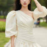 Chân dung trẻ trung và thanh lịch của cô nàng châu Á trong công viên đô thị