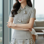 Tạo chân dung thực tế của cô gái trẻ đầy tự tin trong không gian hiện đại