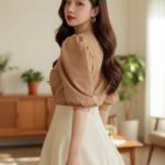 Chân dung quyến rũ của cô gái trẻ trong không gian ấm cúng và tinh tế