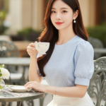 Chân dung thanh lịch của cô gái châu Á tại quán cà phê ngoài trời sang trọng