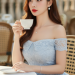 Chân dung cô gái trẻ đầy cuốn hút tại quán cà phê sang trọng