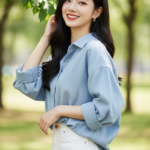 Bức chân dung thực tế của cô gái trẻ đầy phong cách trong công viên nắng đẹp