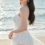 Chân dung thanh lịch của cô gái trẻ bên biển xanh và ánh nắng nhẹ nhàng