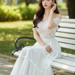 Chân dung cô gái trẻ thanh lịch trong công viên xanh tươi