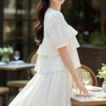 Khám Phá Vẻ Đẹp Trẻ Trung Của Cô Gái Châu Á Tại Cafe Sang Trọng