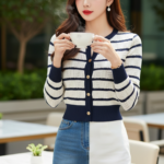 Chân dung người phụ nữ trẻ thanh lịch trong không gian quán cà phê sang trọng