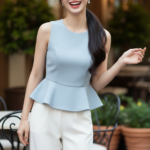 Chân dung cô gái trẻ tự tin tại quán cafe sang trọng trong không gian ấm áp