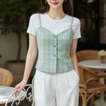 Chân dung cô gái trẻ thanh lịch giữa không gian quán cà phê sang trọng