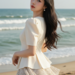 Chân dung cô gái châu Á bên biển với phong cách thời trang tinh tế và ánh sáng tự nhiên