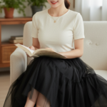 Chân dung cô gái trẻ với phong cách hiện đại và quyến rũ trong không gian ấm cúng