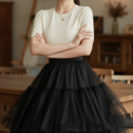 Hình ảnh cô gái trẻ tự tin trong trang phục thanh lịch tại homestay ấm cúng