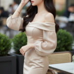 Chân dung cô gái trẻ tự tin giữa không gian sang trọng của quán cà phê ngoài trời