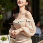 Chân dung tự tin của cô gái trẻ trong không gian cà phê sang trọng