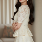 Chân dung thanh lịch của cô gái châu Á tự tin trong không gian ấm áp và tinh tế.