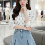 Bức chân dung xinh đẹp của cô gái Á châu tại trung tâm mua sắm hiện đại