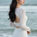 Chân dung một gái trẻ thanh lịch bên biển với phong cách thời trang tinh tế.