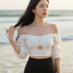 Chân dung một cô gái trẻ bên bờ biển đầy quyến rũ và tự nhiên