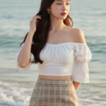 Chân dung cô gái trẻ bên biển với phong cách thời trang tinh tế và năng động