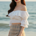 Chân dung cô gái trẻ bên biển với phong cách thời trang thanh lịch và tự nhiên