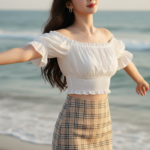 Chân dung cô gái trẻ bên biển với phong cách thời trang tinh tế và tự nhiên