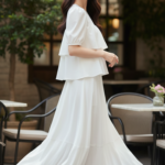 Chân dung hiện thực của cô gái trẻ tại quán cafe sang trọng ngoài trời