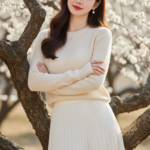 Chân dung thời trang xuân của cô gái trẻ bên cây mận cổ kính với nét tươi sáng tự nhiên.