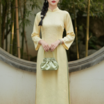 Chân dung thực tế của cô gái trẻ trong trang phục áo dài truyền thống giữa thiên nhiên