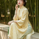 Chân dung nữ thanh niên trong trang phục truyền thống giữa vườn cổ kính