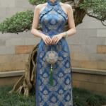 Chân dung thiếu nữ Á Đông trong vườn truyền thống, phong cách thanh lịch và tinh tế.