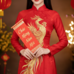 Vẻ đẹp dịu dàng của người phụ nữ Việt trong trang phục áo dài truyền thống ngày Tết