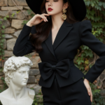 Chân dung thời trang hiện đại bên tượng cổ điển đầy quyến rũ