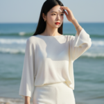 Chân dung cô gái trẻ bên bãi biển với vẻ đẹp tự nhiên và phong cách hiện đại