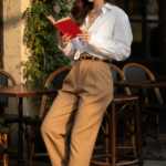 Chân dung phong cách của cô gái trẻ tại quán cà phê Paris mùa vàng