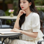 Chân dung nữ sinh thanh lịch giữa không gian quán cà phê ngoài trời sang trọng