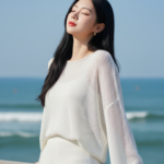 Chân dung thanh lịch của cô gái trẻ bên biển xanh dịu mát