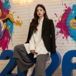 Tạo chân dung một cô gái trẻ trong không gian năm mới đầy sống động và thời trang.