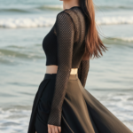 Chân dung cô gái trẻ quyến rũ bên biển với phong cách thời trang tinh tế