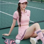 Chân dung cô gái năng động trên sân thể thao với phong cách athleisure thời thượng