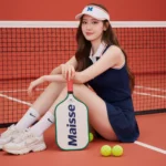 Chân dung cô gái trẻ năng động với phong cách thể thao thời thượng tại sân đấu