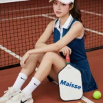 Chân dung cô gái trẻ với phong cách thể thao nổi bật và năng động trên sân đấu