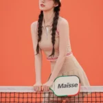 Chân dung cô gái trẻ năng động trong trang phục thể thao độc đáo tại sân pickleball