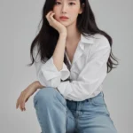 Tạo phong cách thời trang với áo sơ mi trắng và jeans nhẹ nhàng cho bạn trẻ hiện đại