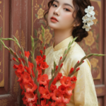 Chân dung cô gái với vẻ đẹp dịu dàng trong không gian Tết truyền thống và ánh sáng tự nhiên