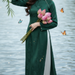 Khám Phá Vẻ Đẹp Hiện Đại Qua Bức Chân Dung Tự Nhiên Của Cô Gái Với Áo Dài Mới