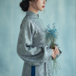 Bức chân dung cổ điển của cô gái trẻ với tông màu lạnh và trang phục truyền thống