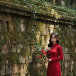 Chân dung cô gái Việt trong tà áo dài đỏ giữa khung cảnh rừng núi yên bình