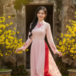 Chân dung vui tươi của cô gái Việt trong Tết 2026 bên ngôi nhà đá cổ mái rêu