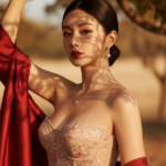 Chân dung nữ nghệ sĩ dưới ánh nắng vàng ấm áp trong trang phục thời thượng