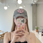 Chụp ảnh nữ giới selfie tại quán cà phê hiện đại với phong cách vintage dễ thương